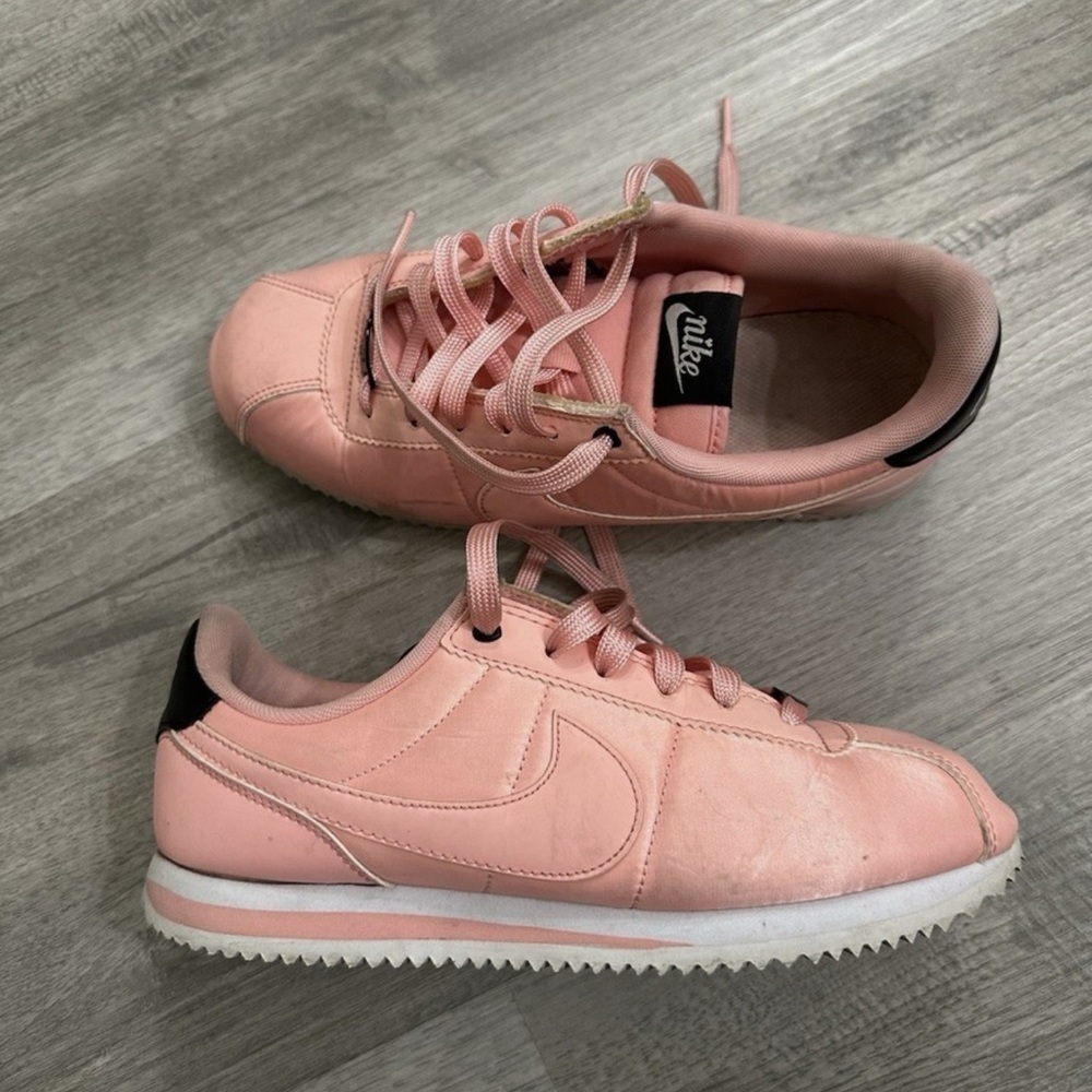 Rare Nike Cortez '72 Vintage - Coral
Pink. US Size 6.5